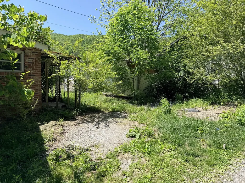 329 State Highway 522 Baxter KY 40806