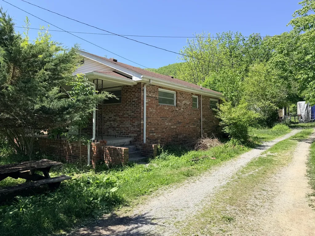 329 State Highway 522 Baxter KY 40806