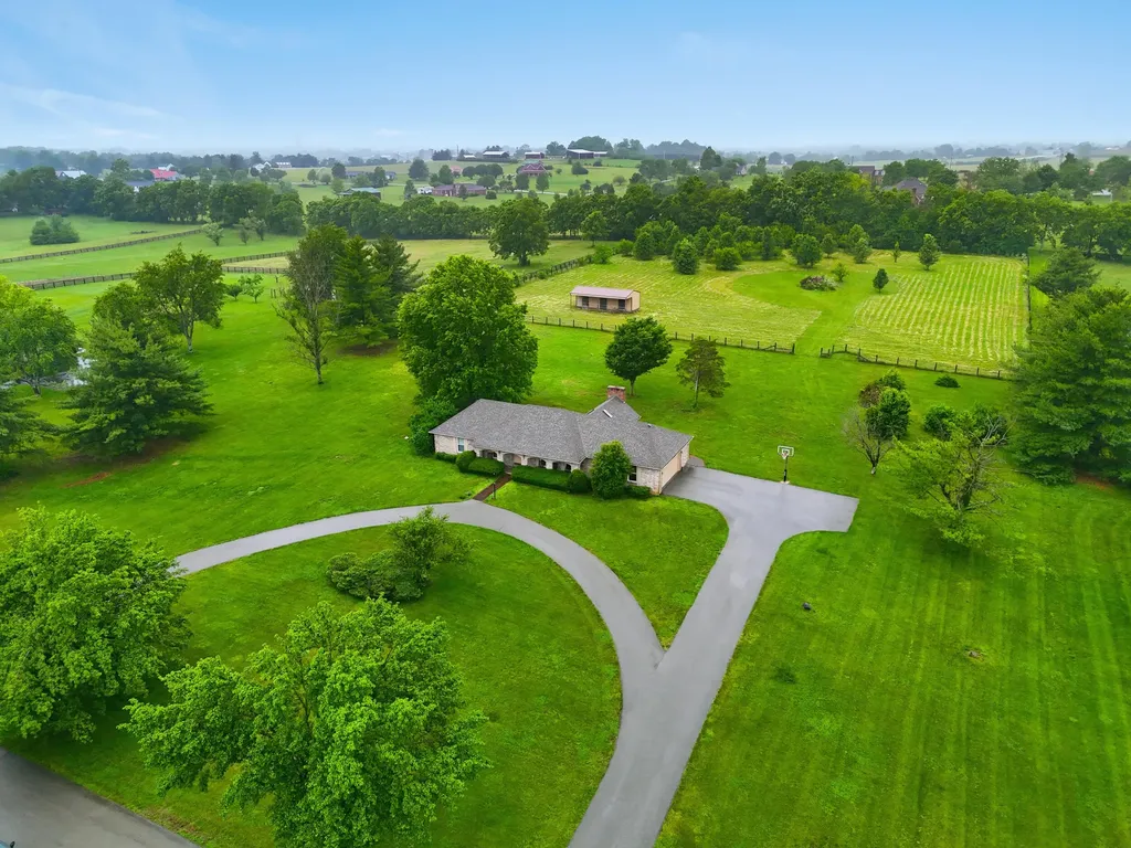 129 Lake Country Road Nicholasville KY 40356