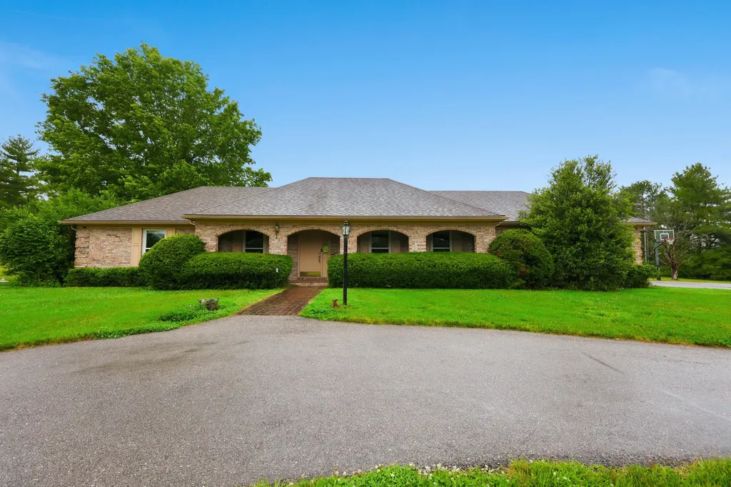 129 Lake Country Road Nicholasville KY 40356