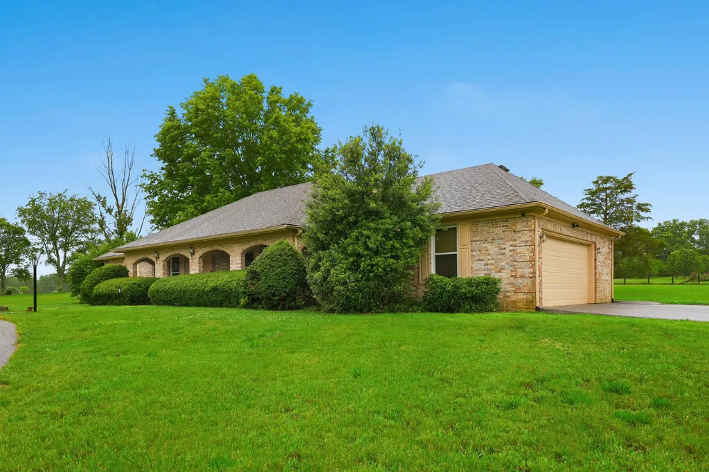 129 Lake Country Road Nicholasville KY 40356