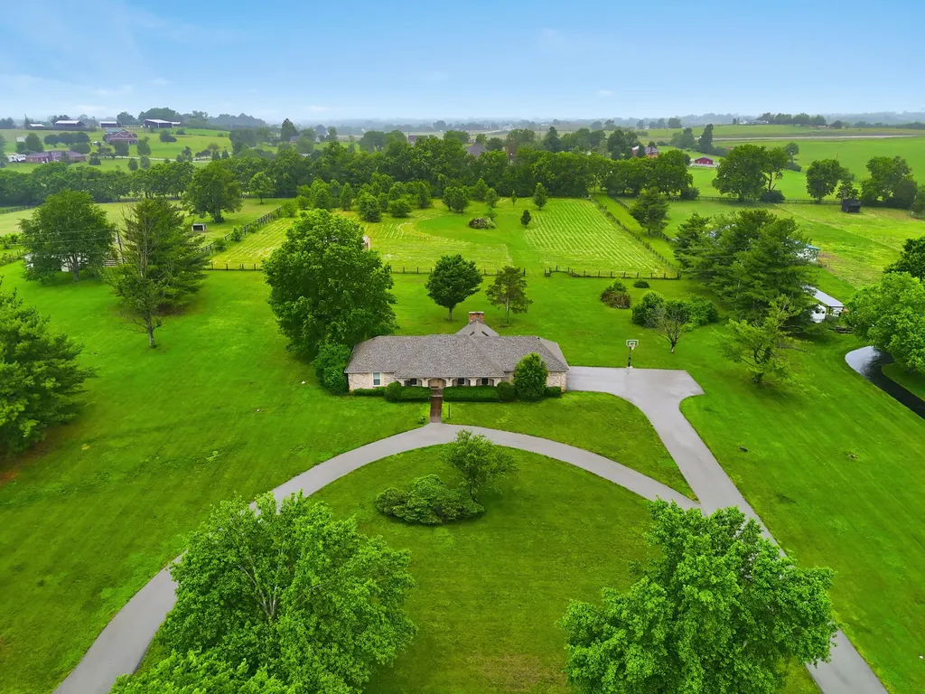 129 Lake Country Road Nicholasville KY 40356