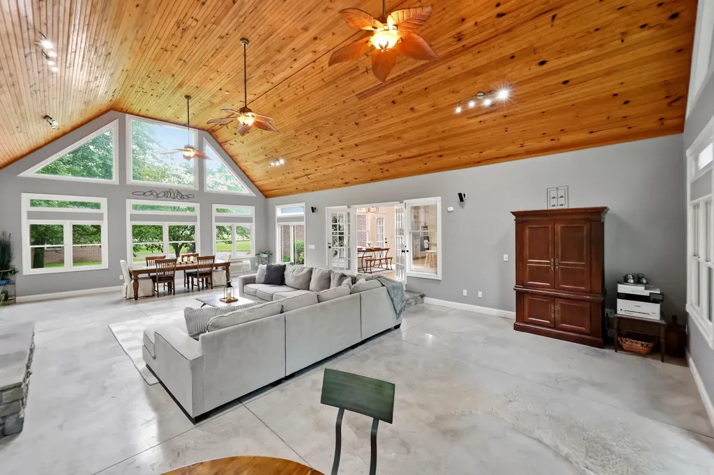 150 Club Lane Versailles KY 40383
