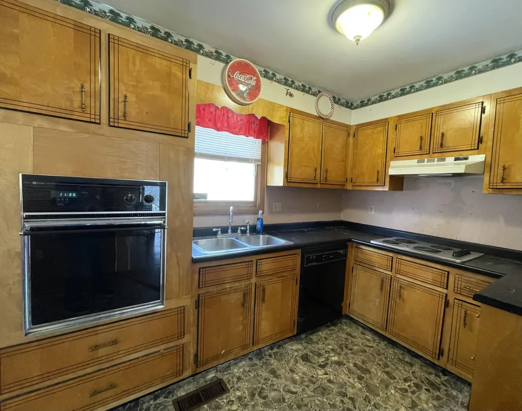 504 A J Gray Cemetery Road Flat Lick KY 40935