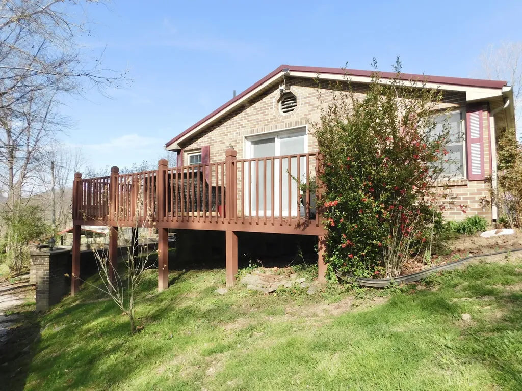 2035 Doe Creek Road Irvine KY 40336