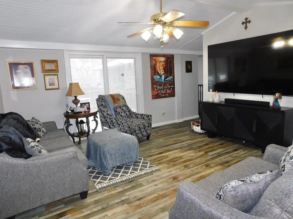 2035 Doe Creek Road Irvine KY 40336