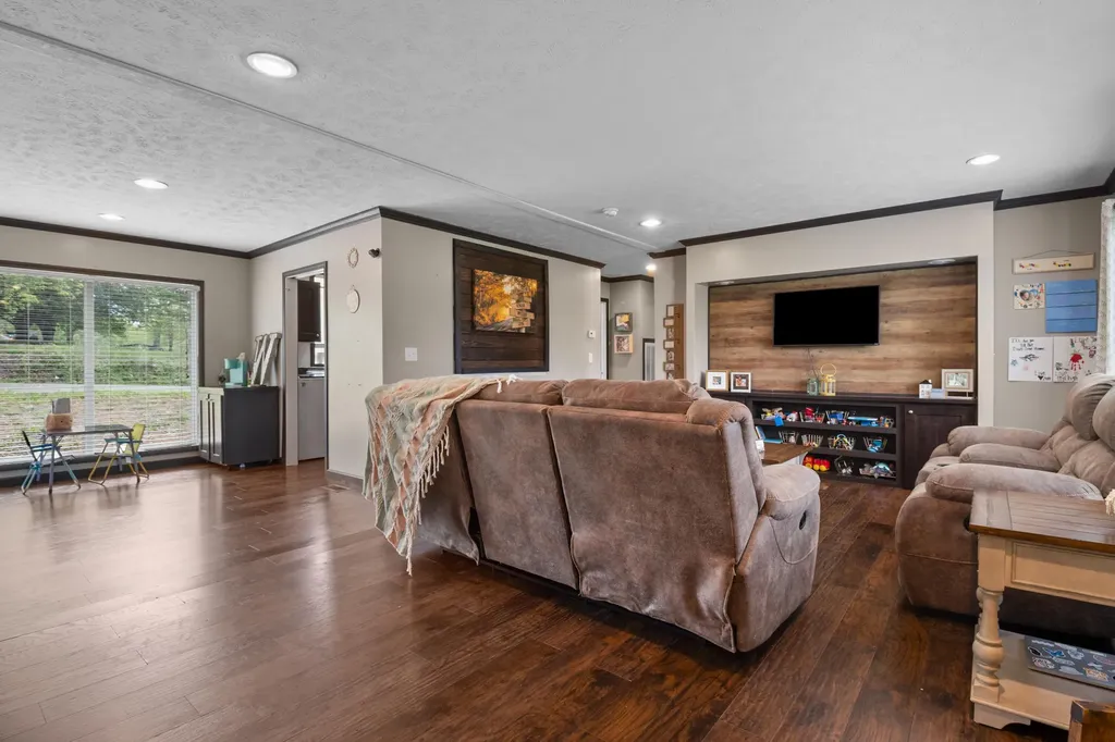 6989 W Laurel Road London KY 40741