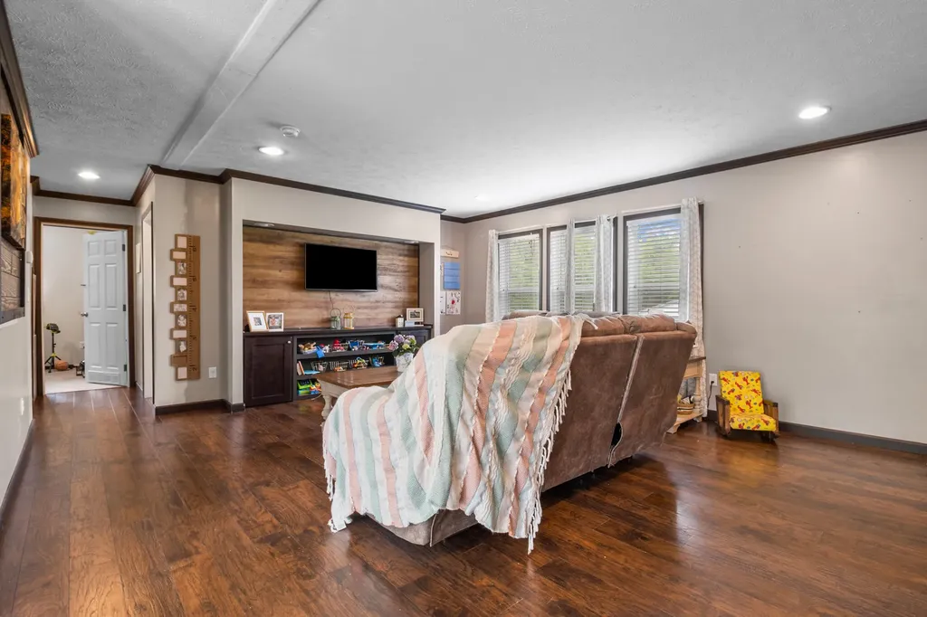 6989 W Laurel Road London KY 40741