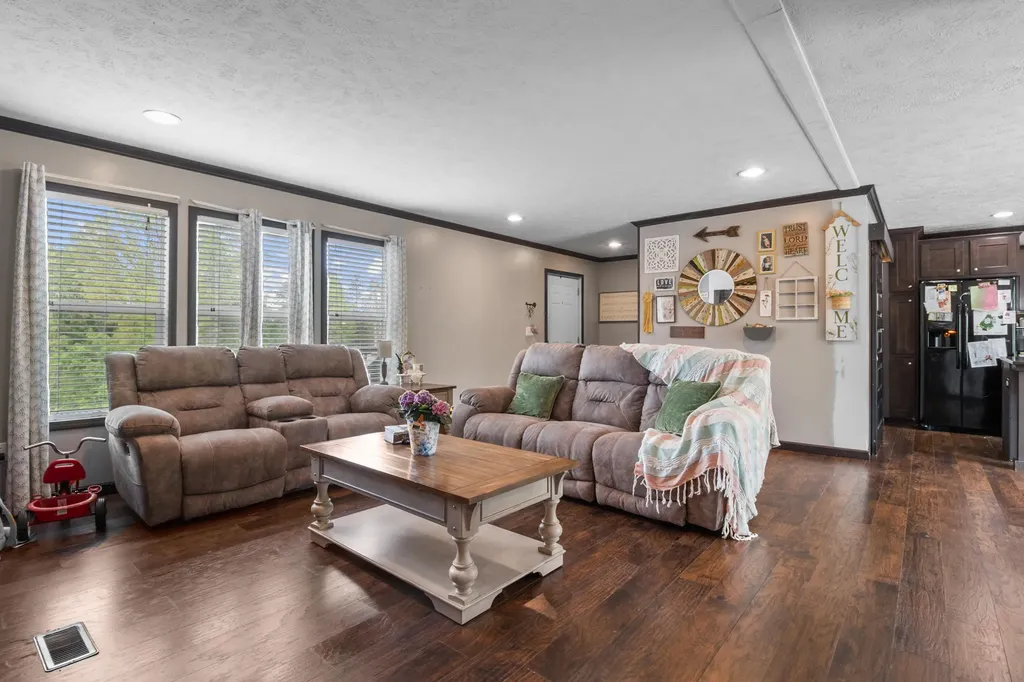 6989 W Laurel Road London KY 40741