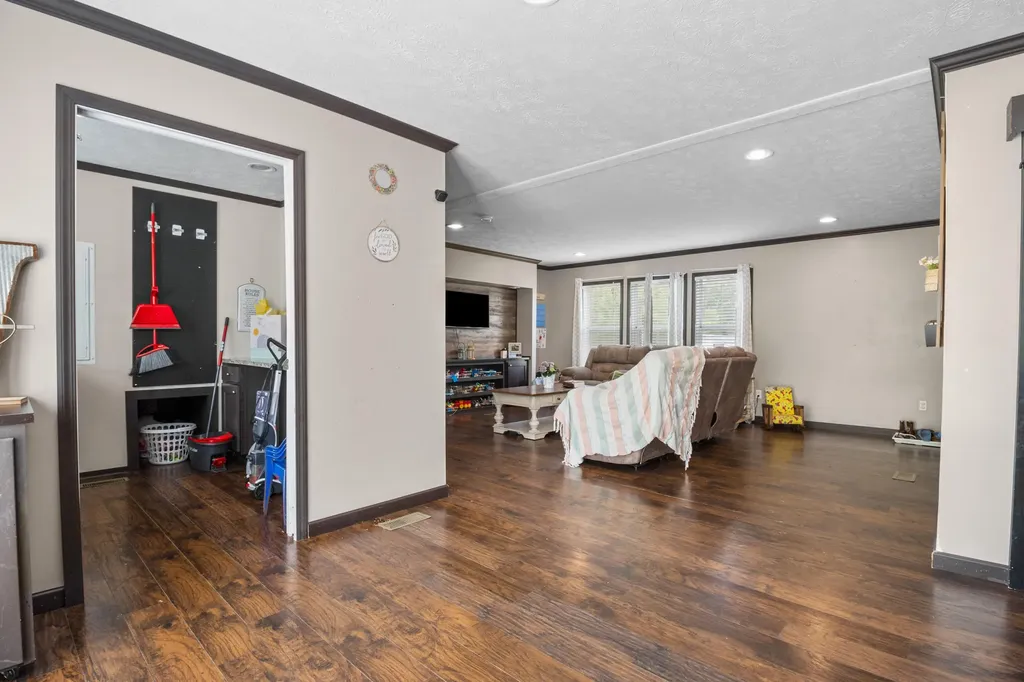 6989 W Laurel Road London KY 40741