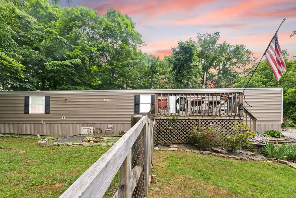 215 Lakeview Avenue Burnside KY 42519