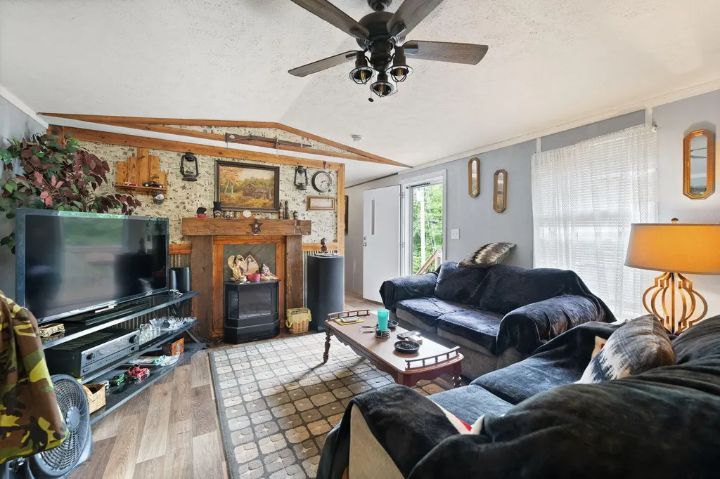 215 Lakeview Avenue Burnside KY 42519