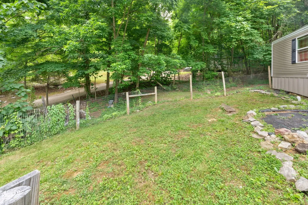 215 Lakeview Avenue Burnside KY 42519