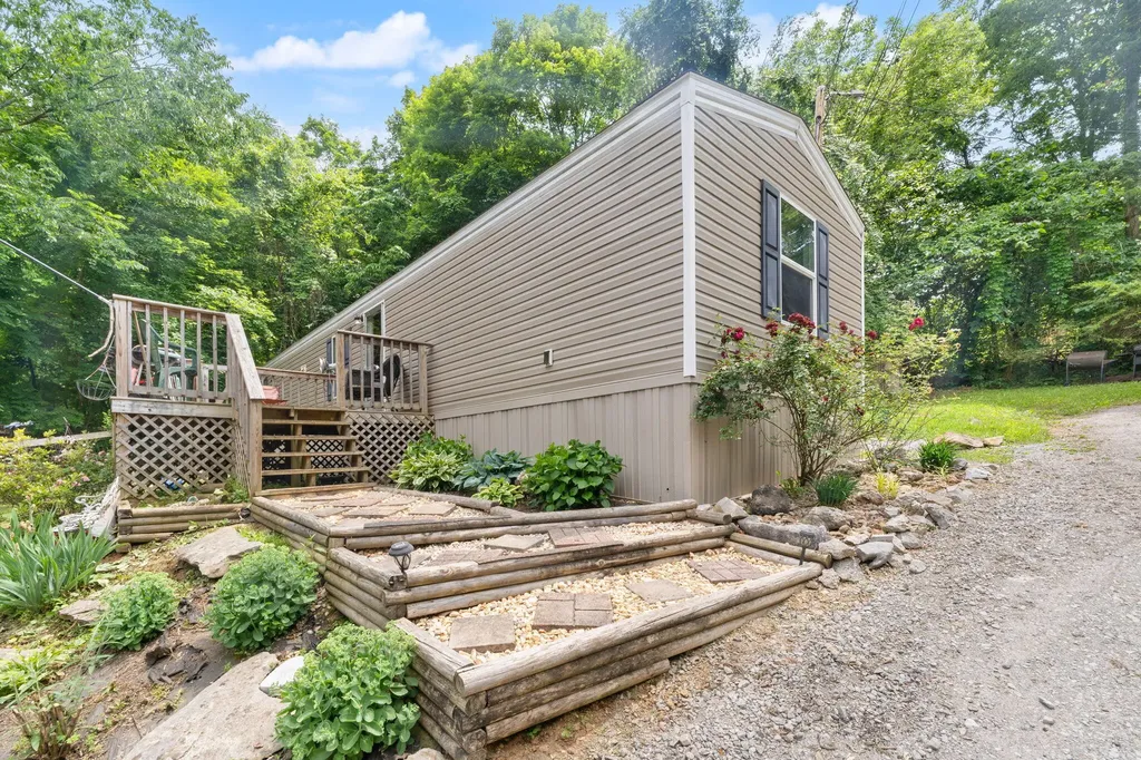 215 Lakeview Avenue Burnside KY 42519