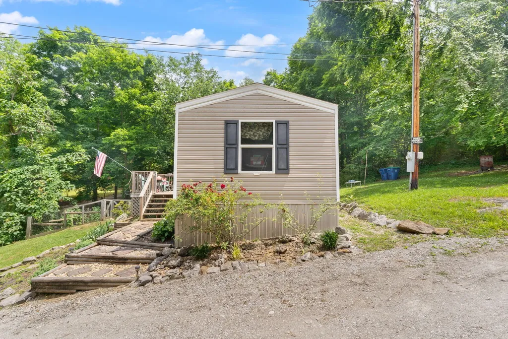 215 Lakeview Avenue Burnside KY 42519