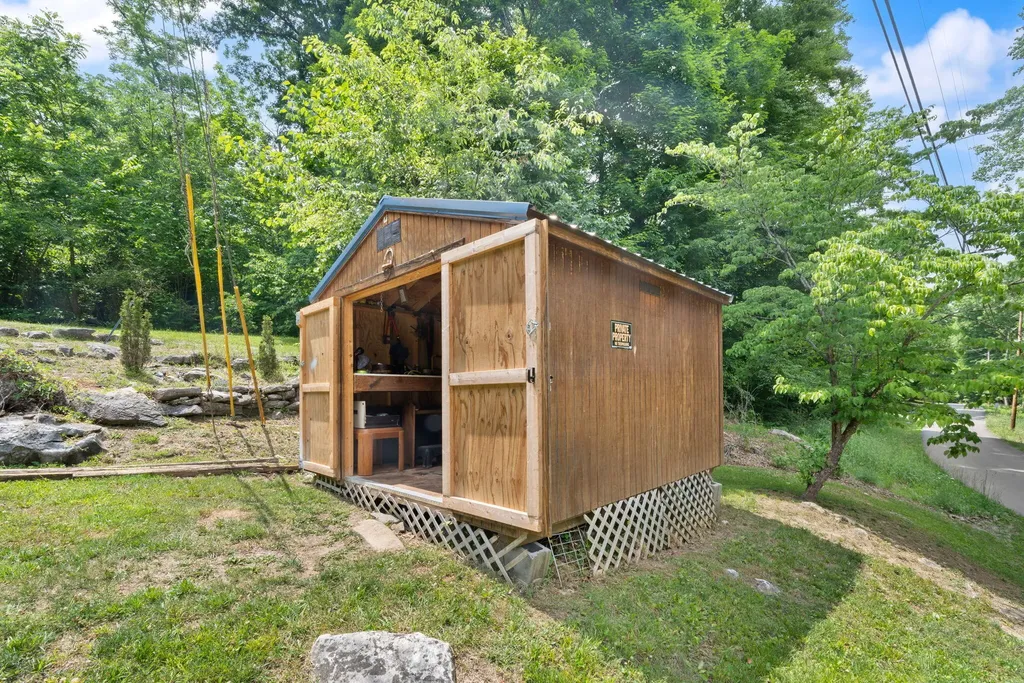 215 Lakeview Avenue Burnside KY 42519