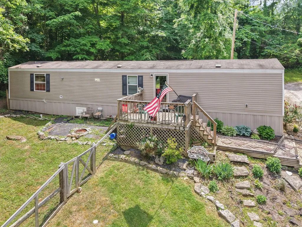 215 Lakeview Avenue Burnside KY 42519