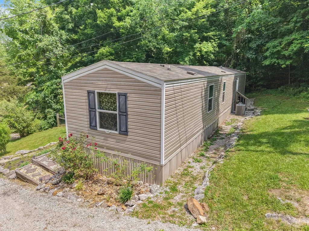 215 Lakeview Avenue Burnside KY 42519