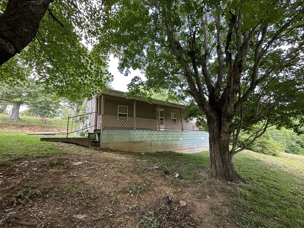 680 Round Mountain Road Irvine KY 40336