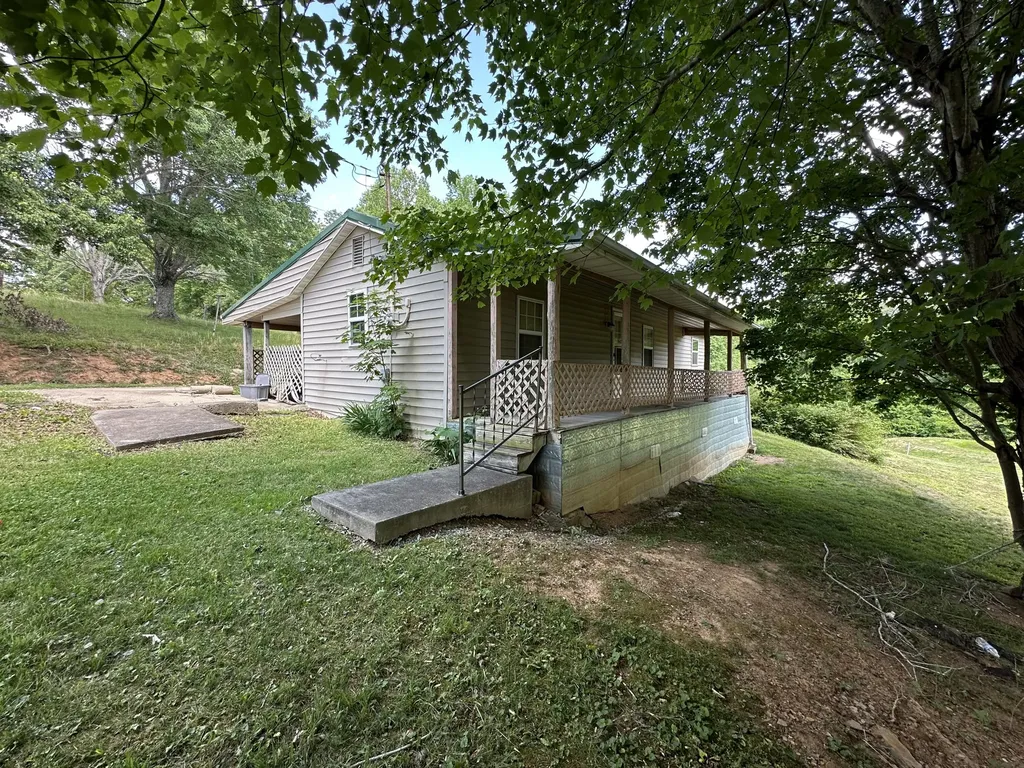 680 Round Mountain Road Irvine KY 40336