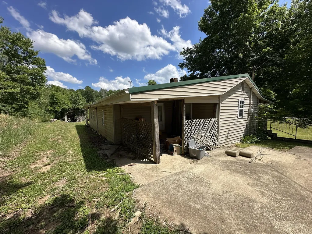 680 Round Mountain Road Irvine KY 40336