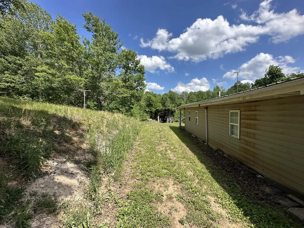 680 Round Mountain Road Irvine KY 40336