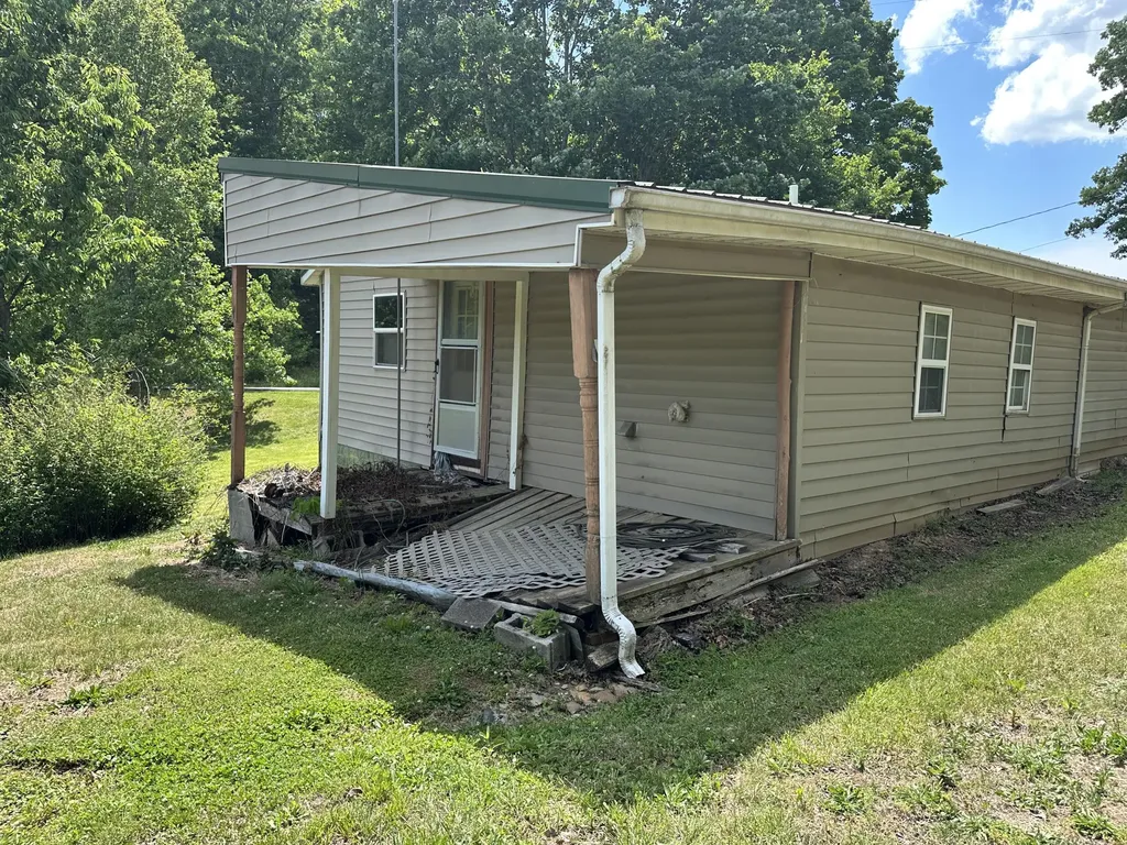 680 Round Mountain Road Irvine KY 40336