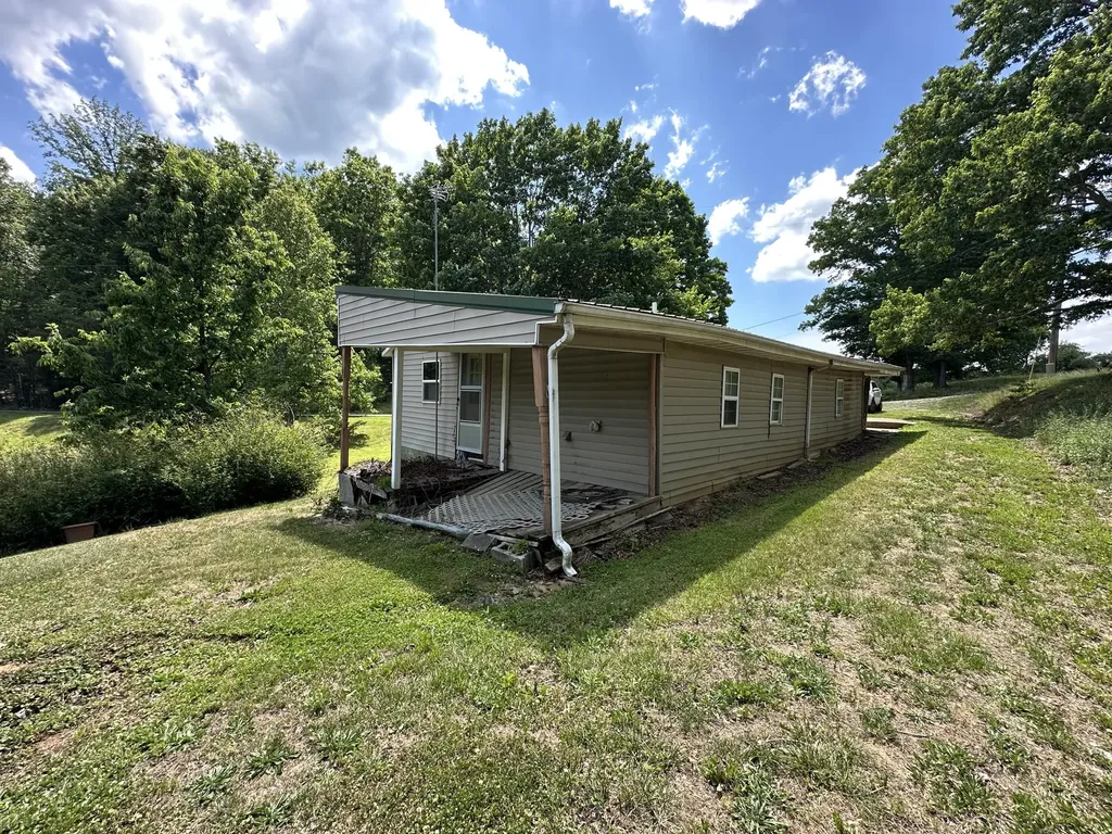 680 Round Mountain Road Irvine KY 40336