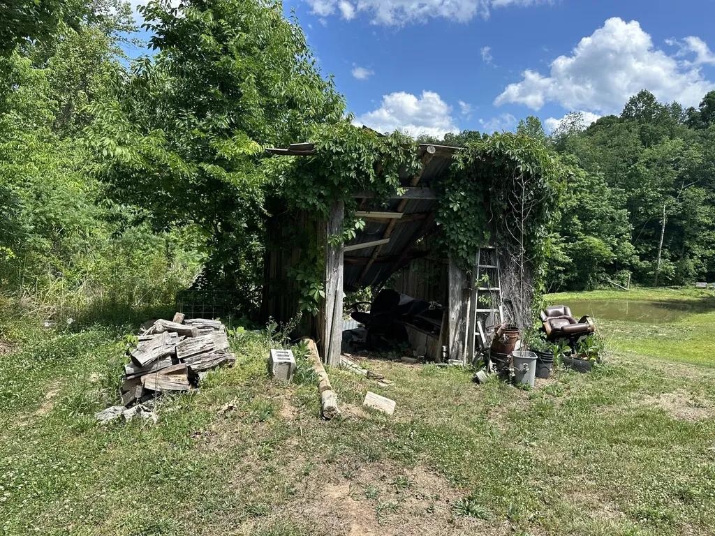 680 Round Mountain Road Irvine KY 40336