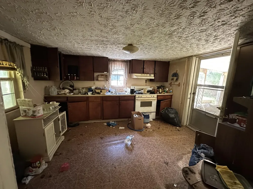 680 Round Mountain Road Irvine KY 40336