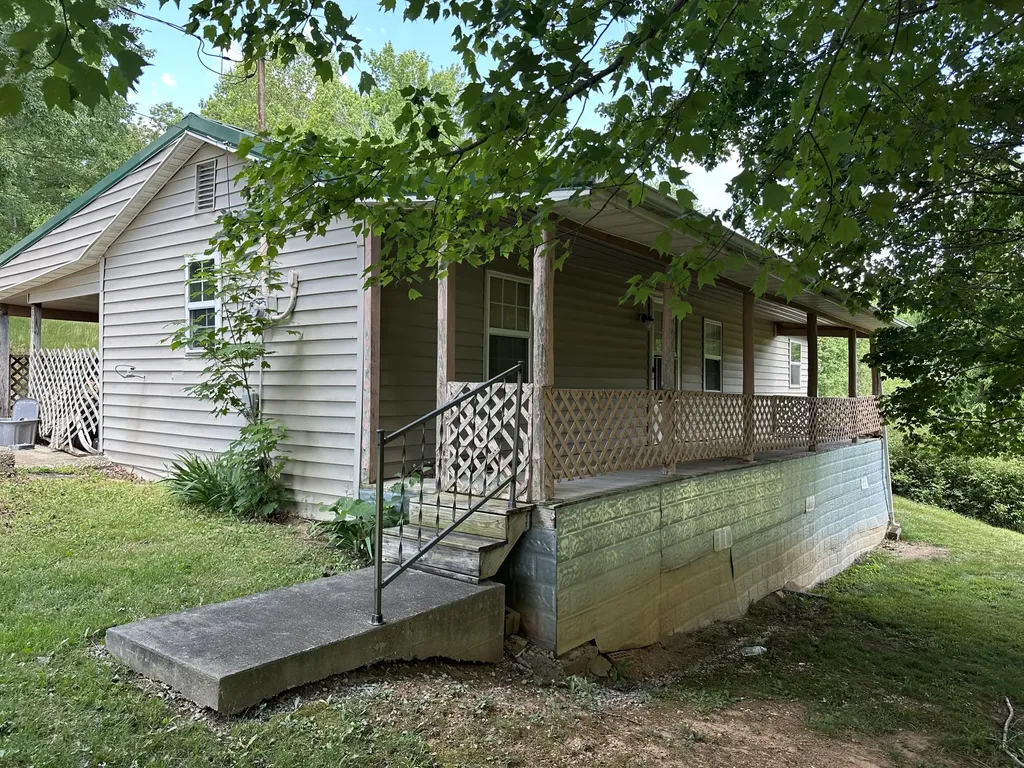 680 Round Mountain Road Irvine KY 40336
