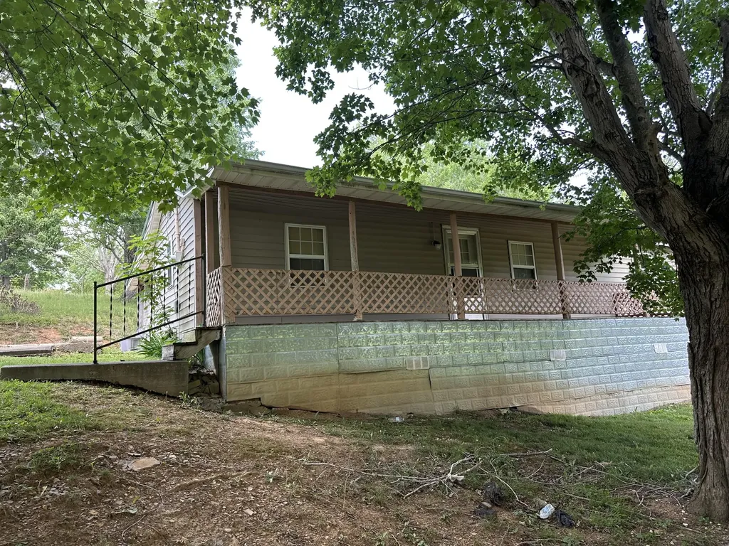 680 Round Mountain Road Irvine KY 40336