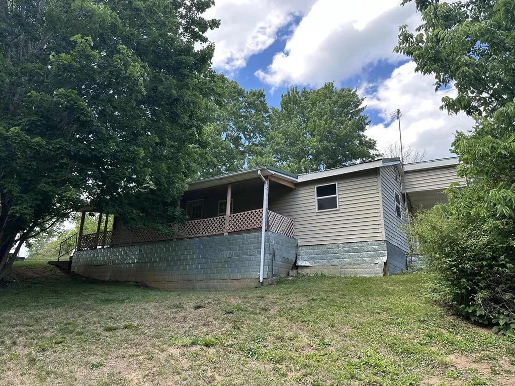 680 Round Mountain Road Irvine KY 40336