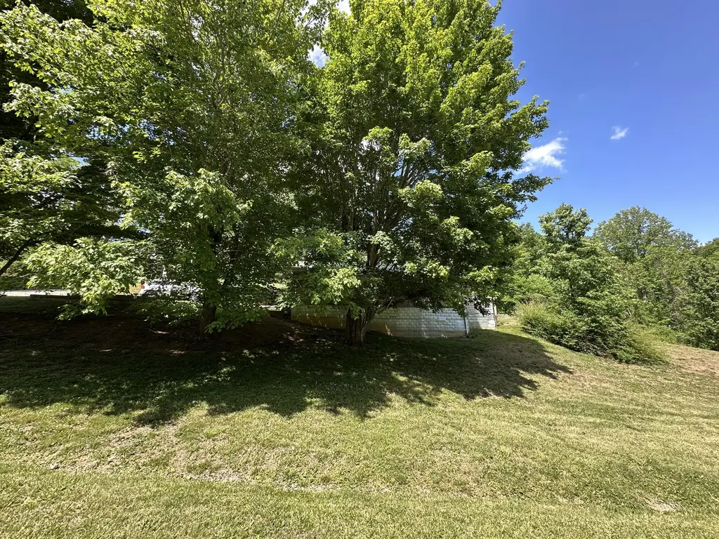 680 Round Mountain Road Irvine KY 40336