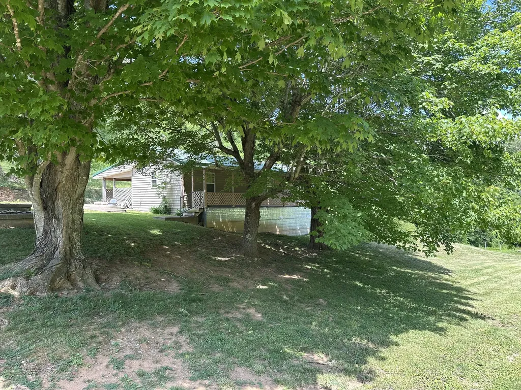 680 Round Mountain Road Irvine KY 40336