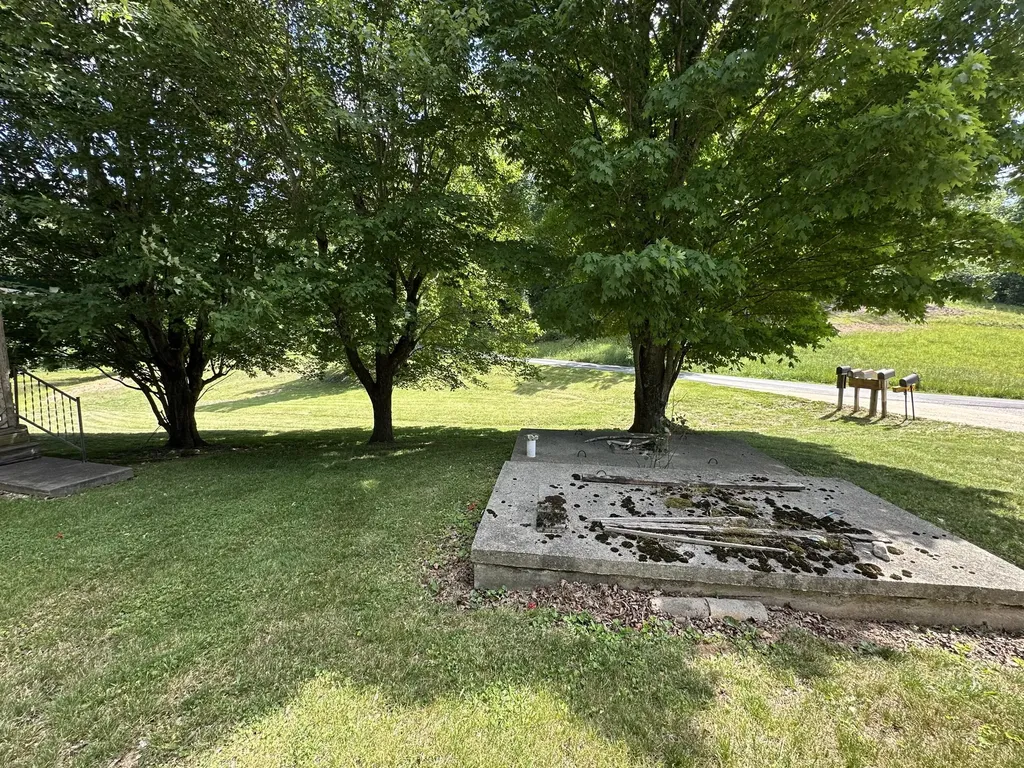 680 Round Mountain Road Irvine KY 40336