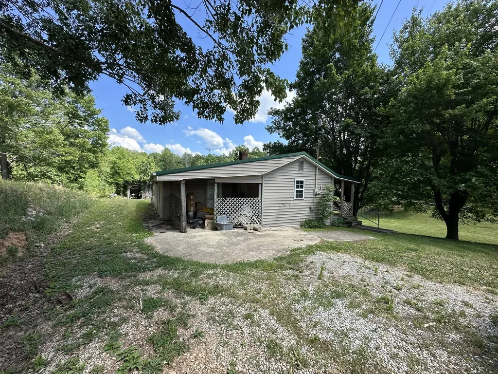 680 Round Mountain Road Irvine KY 40336