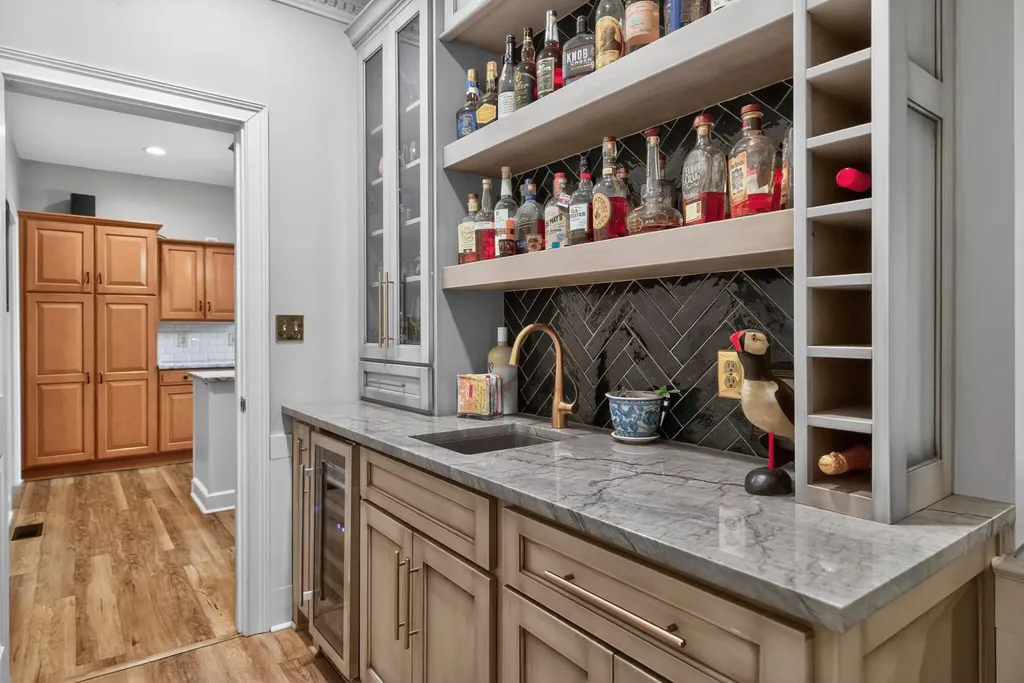 2348 The Woods Lane Lexington KY 40502