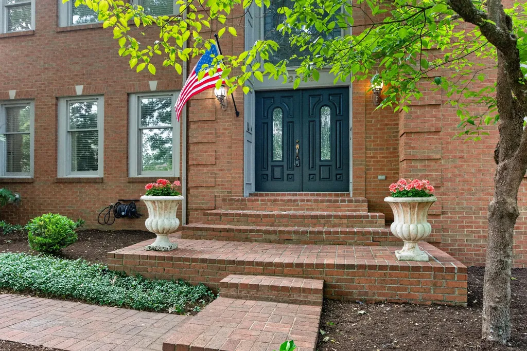 2348 The Woods Lane Lexington KY 40502