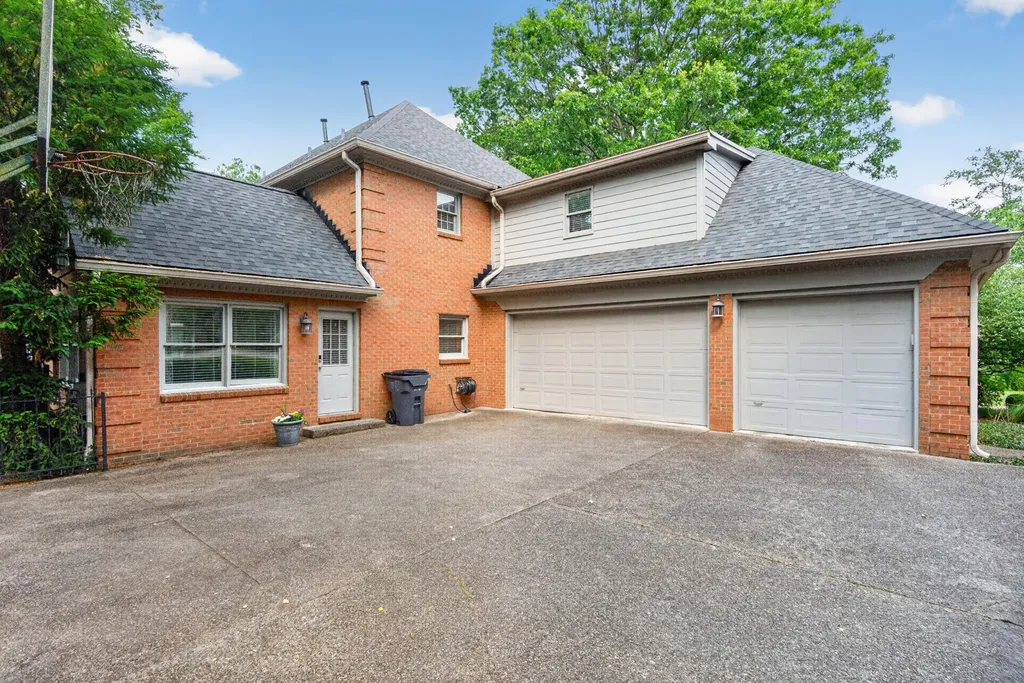 2348 The Woods Lane Lexington KY 40502