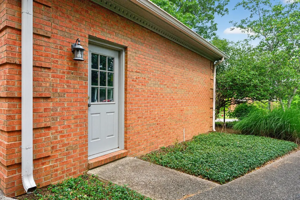 2348 The Woods Lane Lexington KY 40502