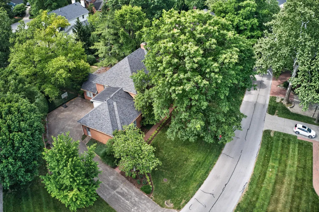 2348 The Woods Lane Lexington KY 40502