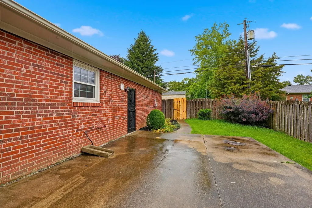 2009 Fort Harrods Drive Lexington KY 40513