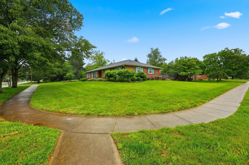 2009 Fort Harrods Drive Lexington KY 40513