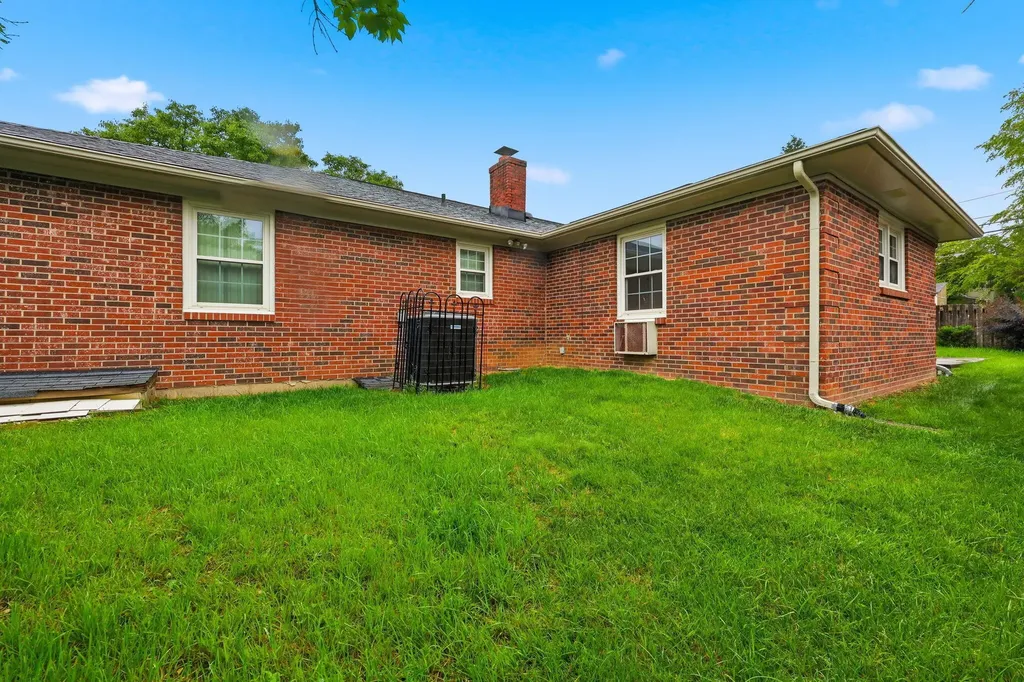 2009 Fort Harrods Drive Lexington KY 40513