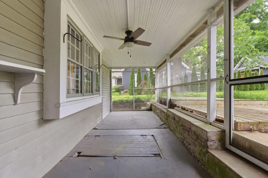 115 High Street Versailles KY 40383