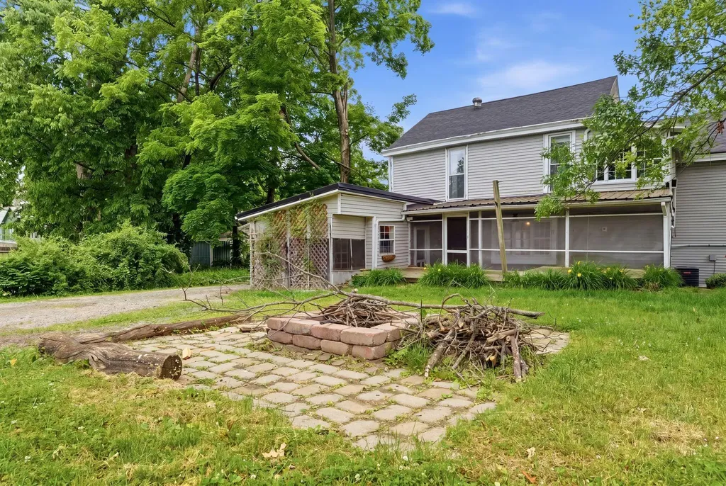 115 High Street Versailles KY 40383