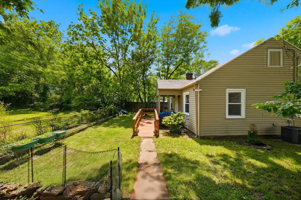 173 1/2 E Main Street Frankfort KY 40601