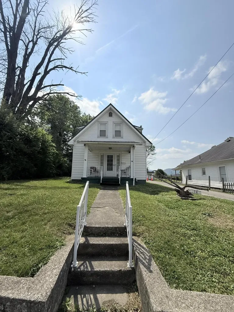 110 Estill Avenue Irvine KY 40336