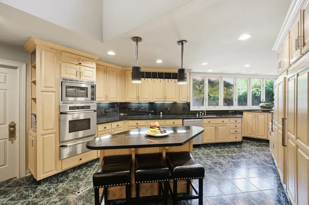 2132 Island Drive Lexington KY 40502